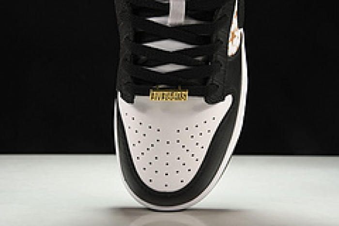 S*p*e x nike sb dunk low dh3228-102