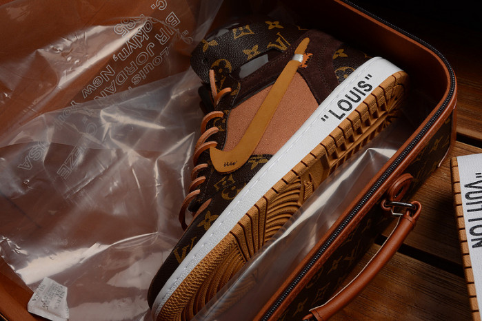 OFF–WHITE x Nike Air Jordan 1s（with case）