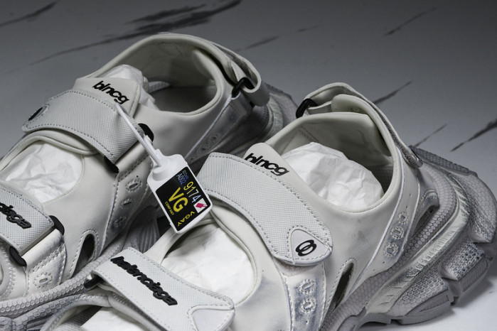 BLEN DESIGNER SLIPPERS