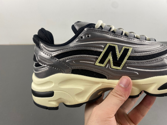 The New Balance 1000 “Silver Metallic” M1000SL.