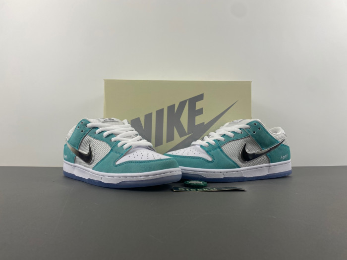 Dunk SDCAI*NIKE SB Low FD2562-400