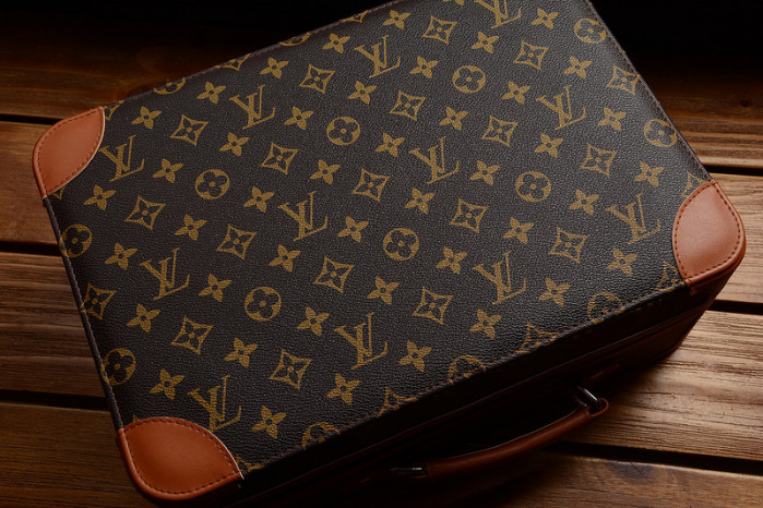 OFF–WHITE x Nike Air Jordan 1s（with case）