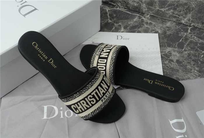 DO DESIGNER SLIPPERS