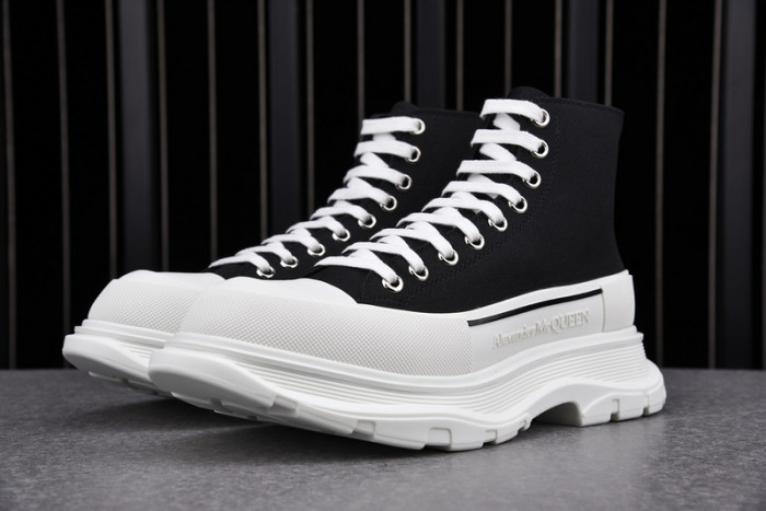 Alexander McQueen Boost black