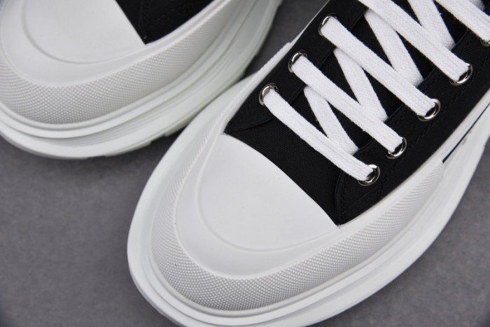 Alexander McQueen Boost black