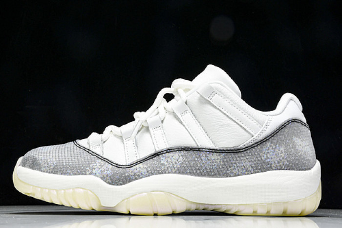 Air Jordan 11 Low HQ7000-001