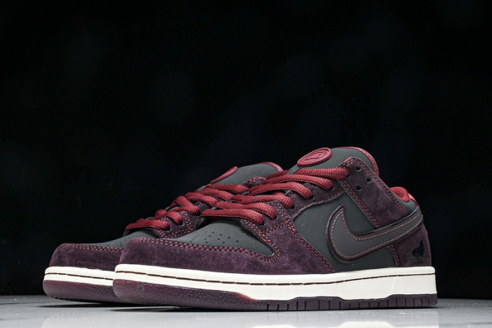 Riot Skateshop x Nike SB Dunk Low 2025 FZ1289-200